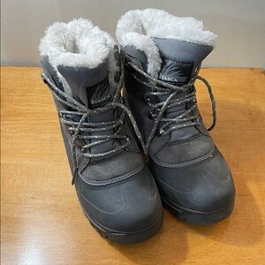 Itasca Gray & White Insulated Winter Ankle Boots. Size 8